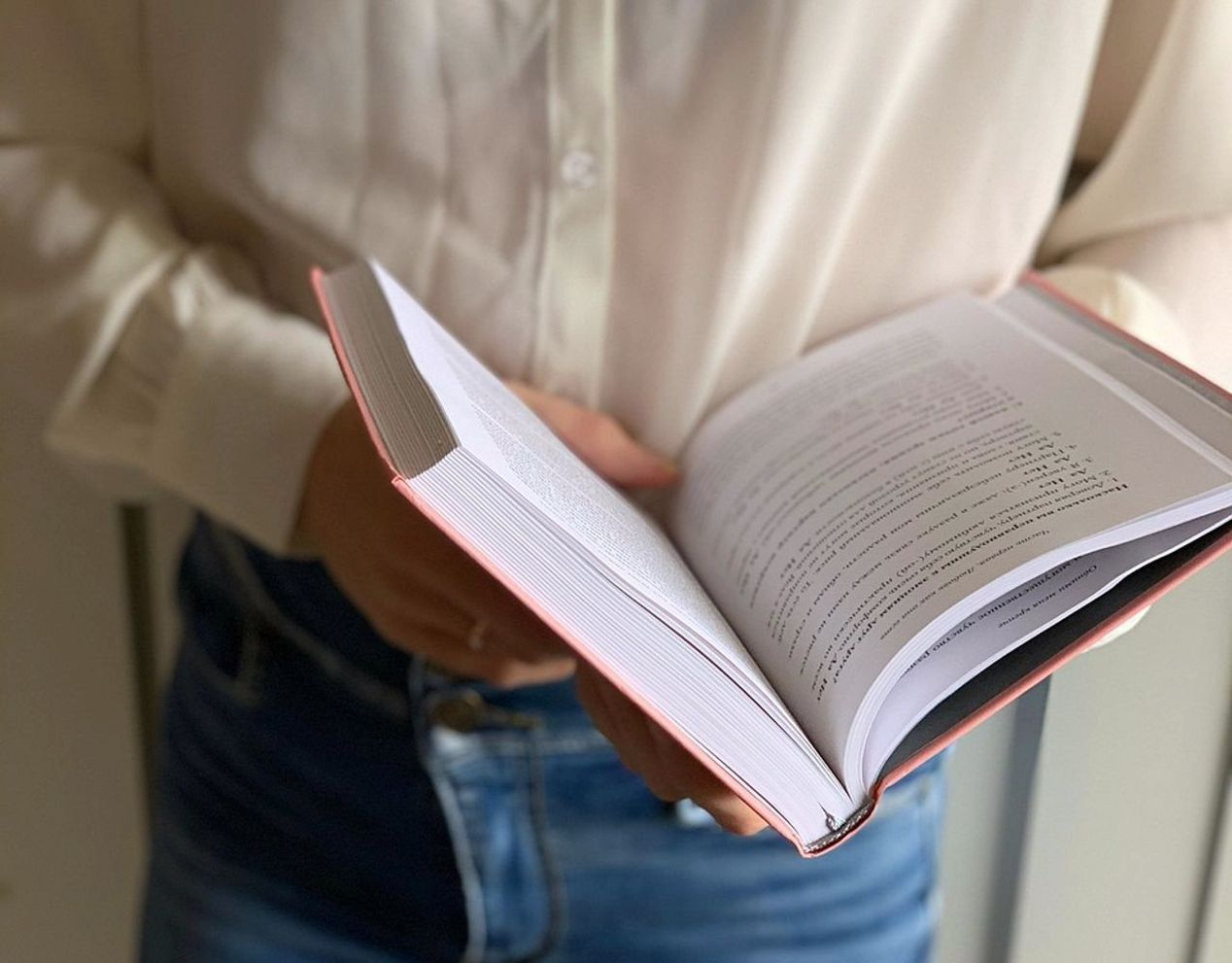 Uma mesa antiga com livros antigos, gravuras mitológicas e cadernos de pesquisa abertos